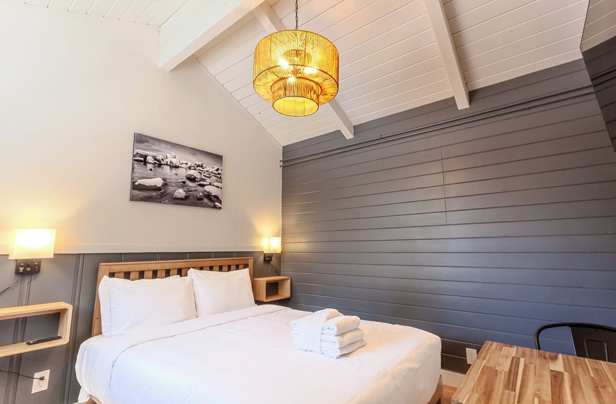 Desk, WiFi, bed sheets