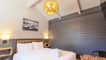 Desk, WiFi, bed sheets