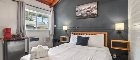 Desk, WiFi, bed sheets