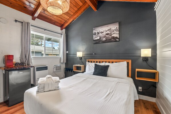 デスク、WiFi、ベッドシーツ