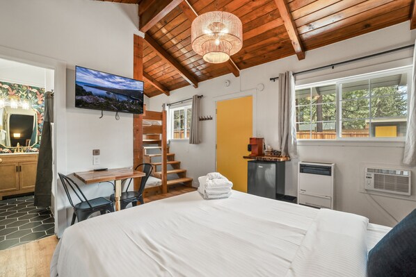 書桌、Wi-Fi、床單