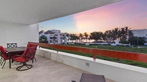 Outdoor dining - Elegant Two-Bedroom Oceanfront Condo with Huge Wraparound Deck (Cozumel)