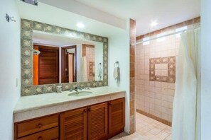 Hårtørrer, håndklæder