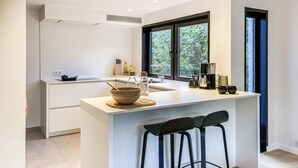 Kaffetrakter/tekoker, kjøleskap, mikrobølgeovn og ovn