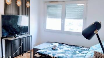 Iron/ironing board, Internet, bed sheets