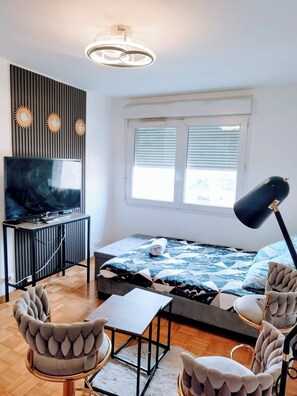 Iron/ironing board, Internet, bed sheets
