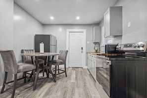 Refrigerador, microondas, horno, placa de cocina