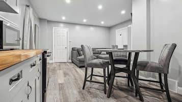 Una cocina moderna con microondas, armarios y encimera de madera.