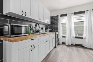 Réfrigérateur, four à micro-ondes, un four, surface de cuisson