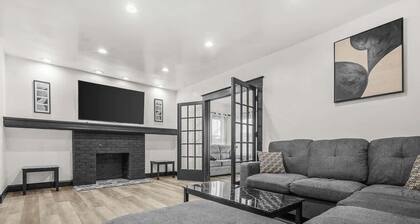 Spacious 8-bedroom home in Niagara Falls Perfect for groups!