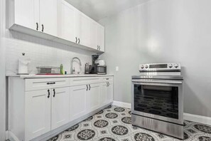 Fridge, microwave, oven, stovetop - Unique 5BR,3BA minutes from the falls (Niagara Falls)