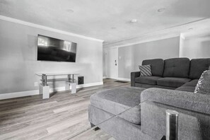 テレビ、書斎 / ワークスペース