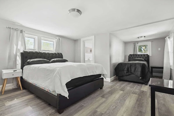 4 habitaciones, tabla de planchar con plancha, cuna de viaje y wifi