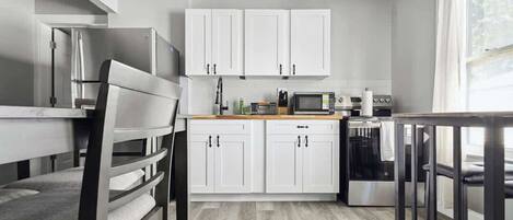 Geladeira, micro-ondas, fogão, cooktop