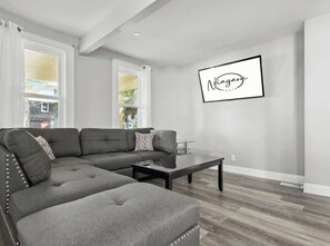 TV, offices - 4BR Niagara Falls Home Free Parking  WiFi (Niagara Falls)