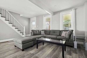 TV, offices - 4BR Niagara Falls Home Free Parking  WiFi (Niagara Falls)