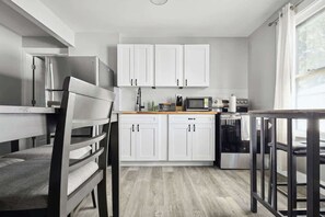 Frigorífico, microondas, horno y placa de cocina