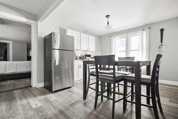Dining - 4BR Niagara Falls Home Free Parking  WiFi (Niagara Falls)