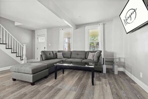 Una televisión, una oficina