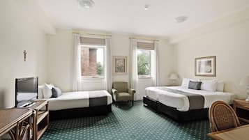 Triple Room | Desk