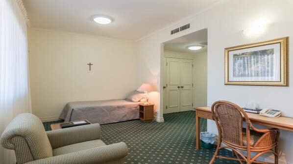 Single Room | Desk