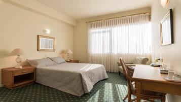 Tweepersoonskamer | Een bureau