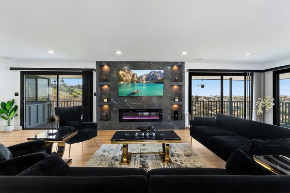 TV, fireplace - 3-bedroom house in charming La Mesa with AC (La Mesa)