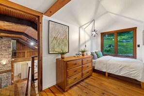 5 bedrooms, desk, iron/ironing board, free WiFi