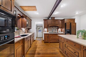 Kylskåp, mikrovågsugn, ugn och spishäll