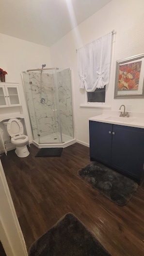 Douche, bidet, serviettes fournies, savon