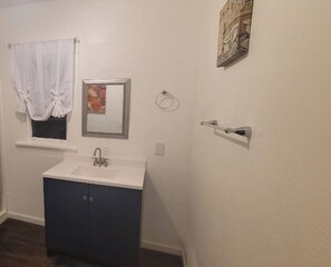 Douche, bidet, serviettes fournies, savon