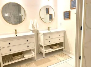 Sèche-cheveux, serviettes fournies, savon, shampoing