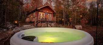 Cozy Cabin w/ Hot Tub • Dogs Welcome • Close to Mt Abram