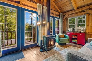 Smart TV, fireplace - Rustic Cabin! Firepit! Dog Friendly! Hot Tub! (Bethel)