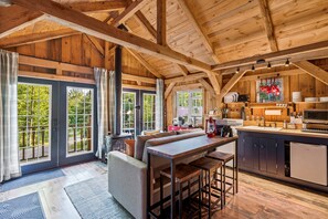 Smart TV, fireplace - Cozy Maine Cabin Escape. Hot Tub Under the Stars. Firepit. Dog Friendly (Bethel)