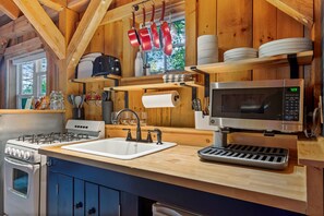 Micro-ondes, four, plaque de cuisson, cafetière/bouilloire