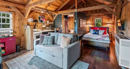 Rustic Cabin! Firepit! Dog Friendly! Hot Tub!