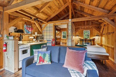 Cozy Cabin! Firepit! Dogs Welcome! Hot Tub!