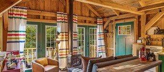 Cozy Cabin!  Firepit! Dogs Welcome! Hot Tub!