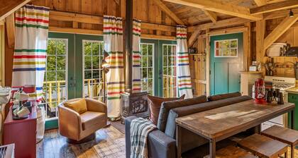 Cozy Cabin! Firepit! Dogs Welcome! Hot Tub!