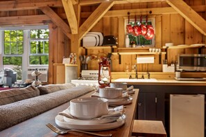 Mikrowelle, Ofen, Herdplatte, Wasserkocher mit Kaffee-/Teezubehör