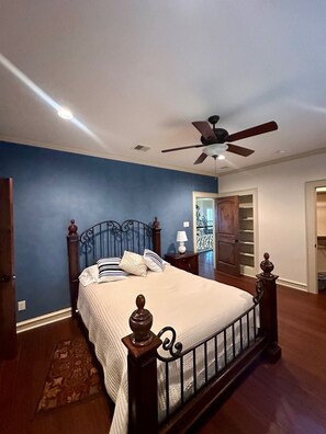 5 عدّة غرف نوم ومكواة/لوح كي وخدمة الإنترنت وملاءات أسرّة