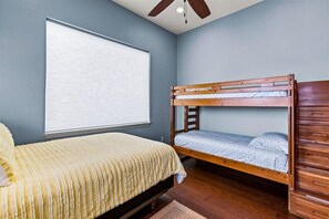 Iron/ironing board, Internet, bed sheets