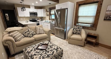 Cozy shop apartment with AC in charming Castle Rock, WA off the beaten path