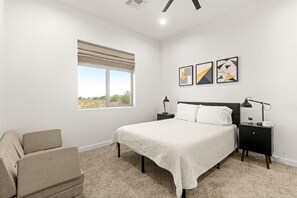 4 quartos, escrivaninha, ferros/tábuas de passar roupa, berço de viagem