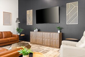 TV connectée, baby-foot, table de tennis de table, livres