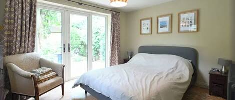 1 slaapkamer, een strijkplank/strijkijzer, internet, beddengoed