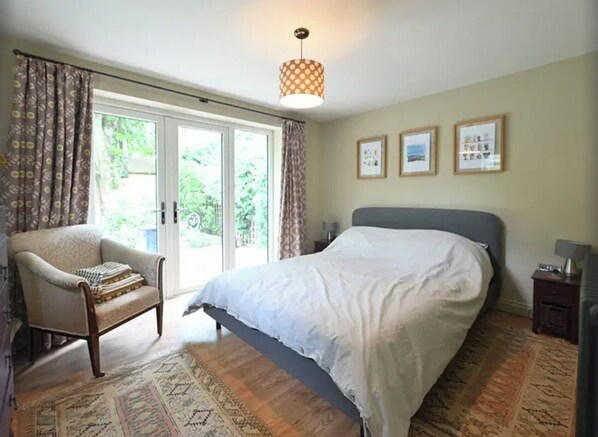 1 soverom, strykejern/-brett, internettilgang og sengetøy