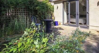 Central Ripon quiet pad. Private off-street parking. Fully equipped snug annex.