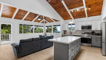 冷蔵庫、電子レンジ、オーブン、コンロ